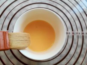 用5克的蛋黄加10克的水混合均匀