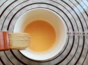 用5克的蛋黄加10克的水混合均匀