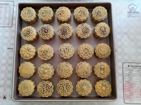 所有的月饼包好以后喷水静置10分钟