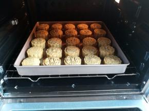 月饼胚放入预热好的烤箱下层