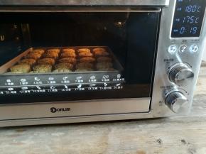 烤箱上火180度，下火175度，先烤5分钟定型，按下暂停键取出月饼胚