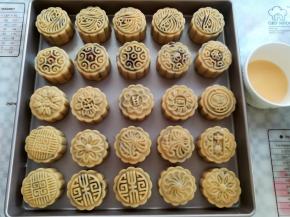 在月饼上刷一层薄薄的蛋液