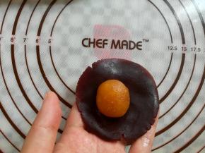 取一个豆沙馅球按扁包上凤梨馅