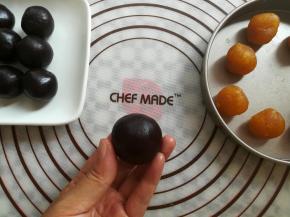 豆沙凤梨馅球包好以后再稍微揉圆一下放一边备用