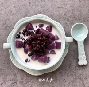 煮熟之后放冷的凉白开水1分钟左右口感更Q弹，煮熟的芋圆紫色特别漂亮；放碗里，加牛奶（我用的纯牛奶）放少许蜜豆即可