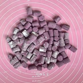 全部切好，撒了少许木薯淀粉在上面防粘（如果做的多吃不完可以放冰箱冷冻）