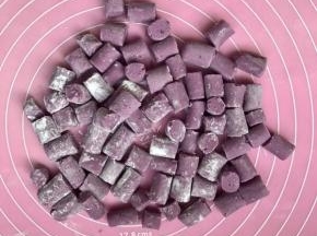 全部切好，撒了少许木薯淀粉在上面防粘（如果做的多吃不完可以放冰箱冷冻）