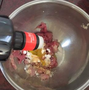 肉片先腌制一下