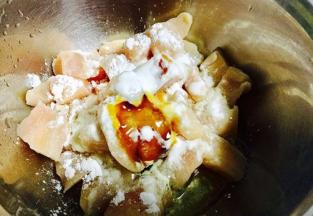 鸡腿剔去骨头，分割成小块，加入盐、鸡粉、糖、料酒、生抽、蚝油、芝麻油，拌匀，腌制入味