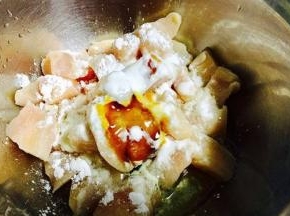 鸡腿剔去骨头，分割成小块，加入盐、鸡粉、糖、料酒、生抽、蚝油、芝麻油，拌匀，腌制入味