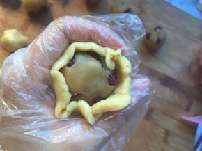 用虎口向上推，直至将绿豆馅封口