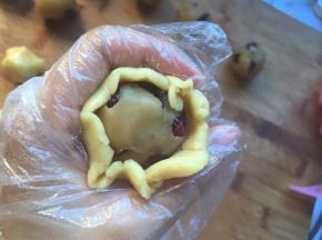用虎口向上推，直至将绿豆馅封口