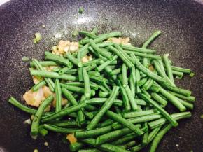 加入洗净切断的豆角