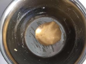 加入面粉，揉成团，盖上保鲜膜静置一小时