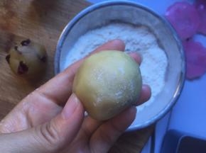 沾上中筋面粉，膜具上也沾一点
