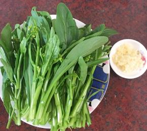 油菜洗净，蒜头剁成蓉