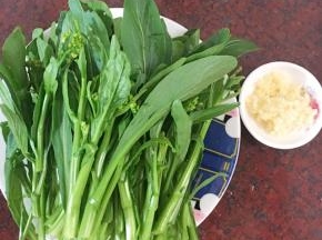 油菜洗净，蒜头剁成蓉