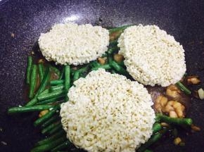 表面放面饼，转小火加盖子焖煮（最好用新鲜的面条口感好，没有买到只能用速食面饼替代了）