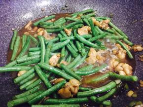 加入适量清水，大火烧开