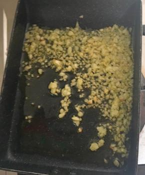 加入适量的蒜蓉爆香