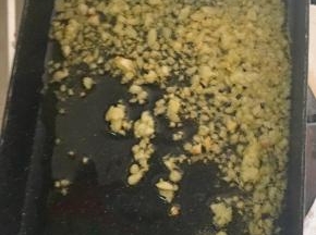 加入适量的蒜蓉爆香