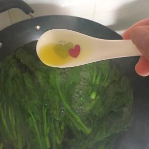 一汤勺的贝鲁奇橄榄油，这种能保持油菜翠绿和鲜甜