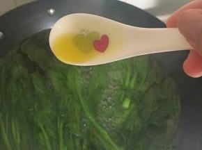 一汤勺的贝鲁奇橄榄油，这种能保持油菜翠绿和鲜甜