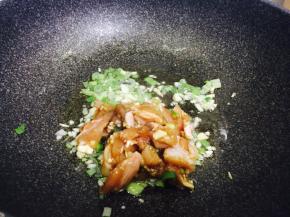 锅内倒油，下葱姜蒜爆锅，然后倒入腌好的鸡肉块，翻炒