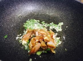 锅内倒油，下葱姜蒜爆锅，然后倒入腌好的鸡肉块，翻炒