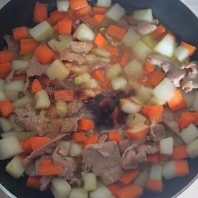 加入一汤勺蚝油，一小勺蒜粉，适量水，焖至收汁