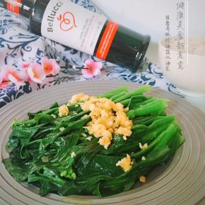 油菜煮熟捞出后把爆香的蒜蓉油淋上油菜上