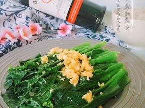 油菜煮熟捞出后把爆香的蒜蓉油淋上油菜上