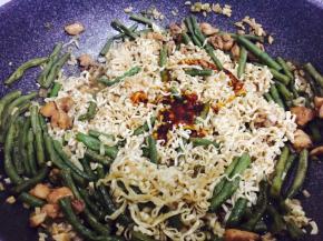 煮至汤汁减少，面饼变熟，打散后加入蚝油、生抽、盐调味