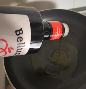 平底锅倒入适量的贝鲁奇橄榄油烧热