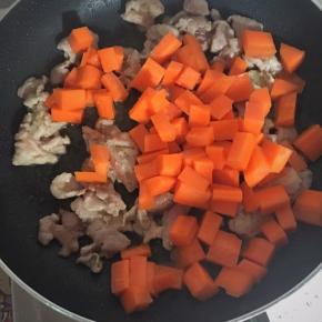 加入胡萝卜丁炒软