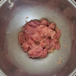 腌制30分钟后的肉片有股淡淡的橄榄油香