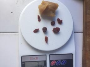 25克绿豆沙，5克蔓越莓混合均匀
