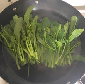 炒锅水开后放入油菜