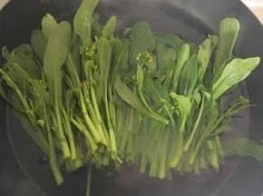 炒锅水开后放入油菜