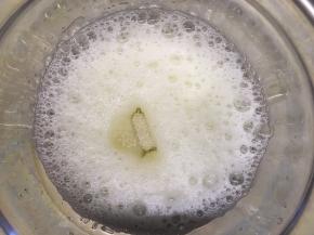 用电动打蛋器打至粗泡状，加入三分之一白糖