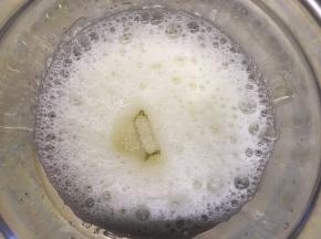 用电动打蛋器打至粗泡状，加入三分之一白糖