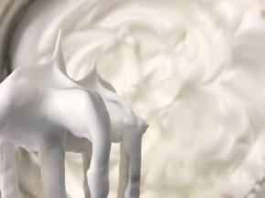 继续打发蛋白到硬性发泡。提起打蛋器，蛋白霜呈直立的短尖角就算打发完成