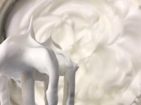 继续打发蛋白到硬性发泡。提起打蛋器，蛋白霜呈直立的短尖角就算打发完成