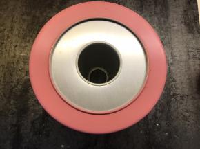 打发蛋清前预热烤箱，上下火160度烤40分钟。出炉后轻震几下，然后倒扣放凉