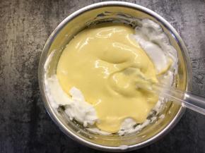 再把拌好的面糊倒入蛋白中