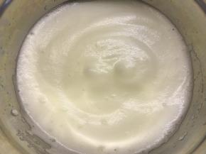 用电动打蛋器打至细腻的泡沫，加入三分之一白糖