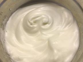 用电动打蛋器打至有纹路，加入剩下的三分之一白糖