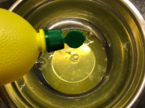 蛋清中滴入几滴柠檬汁