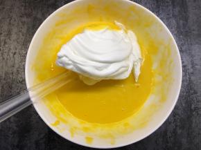 先取三分一蛋白霜跟蛋黄糊混合