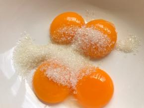 蛋黄中加入20克白糖